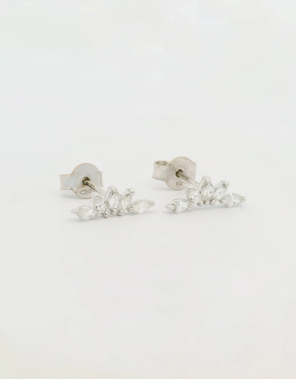 Topos de diamantes marquise en oro blanco de 18k