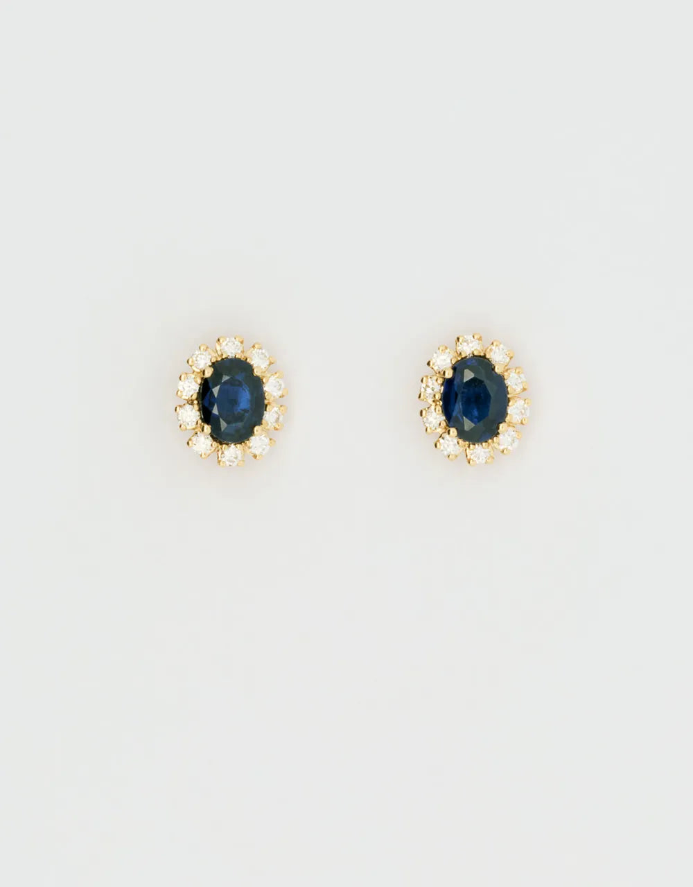 Topos de zafiro ovalado en oro amarillo de 18k