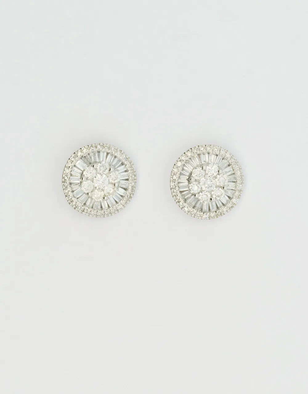 Topos de diamantes en círculo en oro blanco de 18k