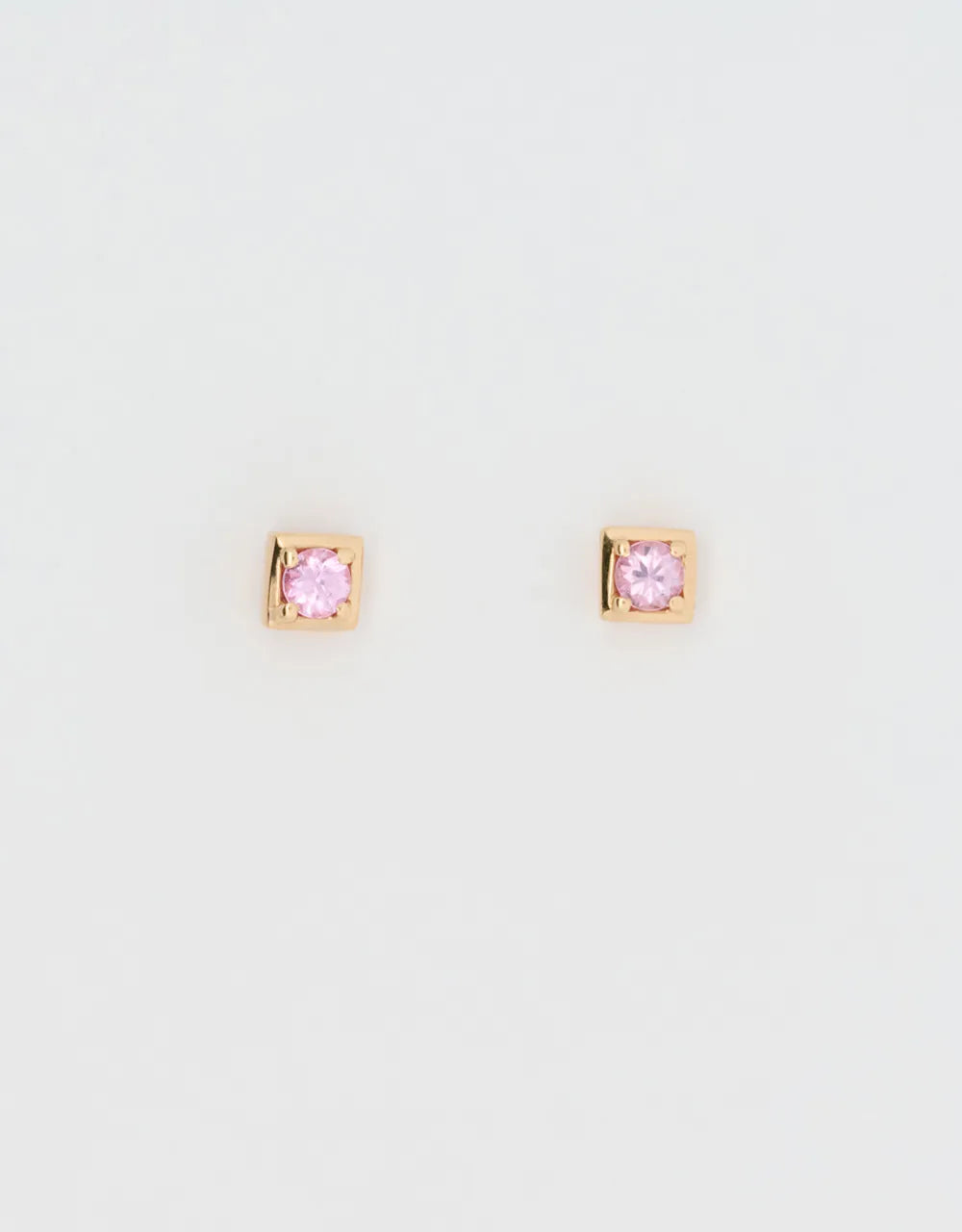 Topos cuadrados de zafiros rosados en oro rojo de 18k