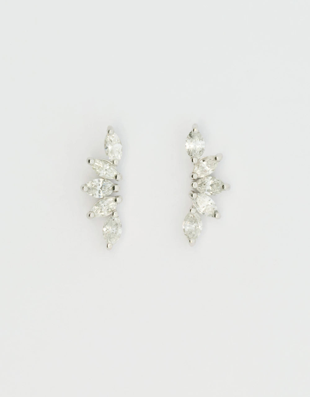 Topos de diamantes marquise en oro blanco de 18k