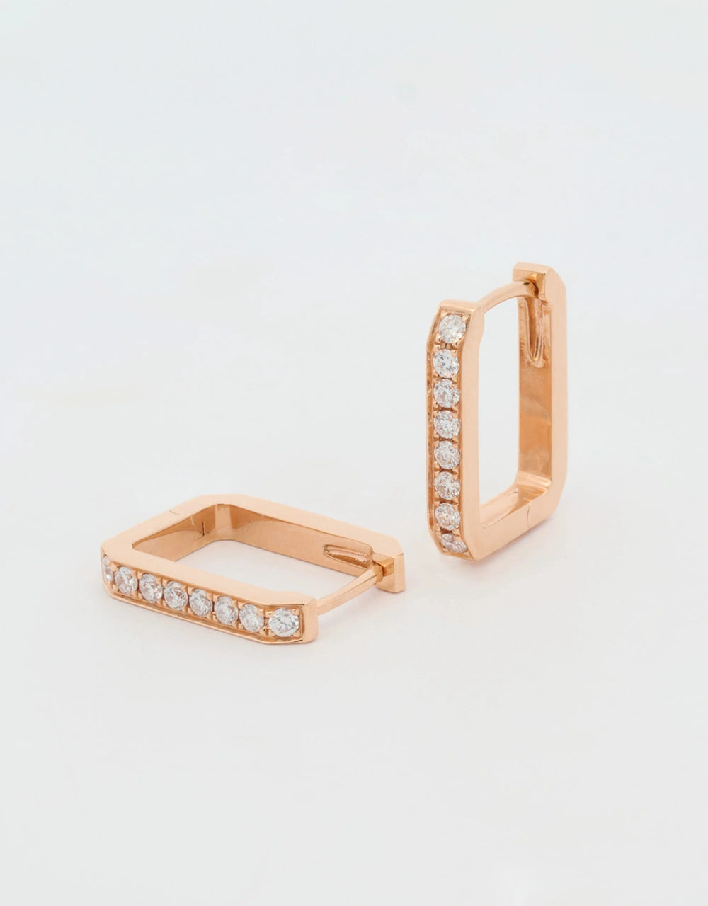 Candongas rectangulares de diamantes en oro rojo 18k