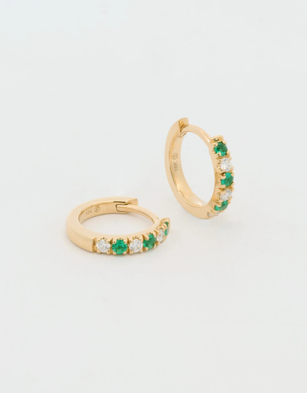 Candongas mini de esmeraldas y diamantes en oro amarillo 18k