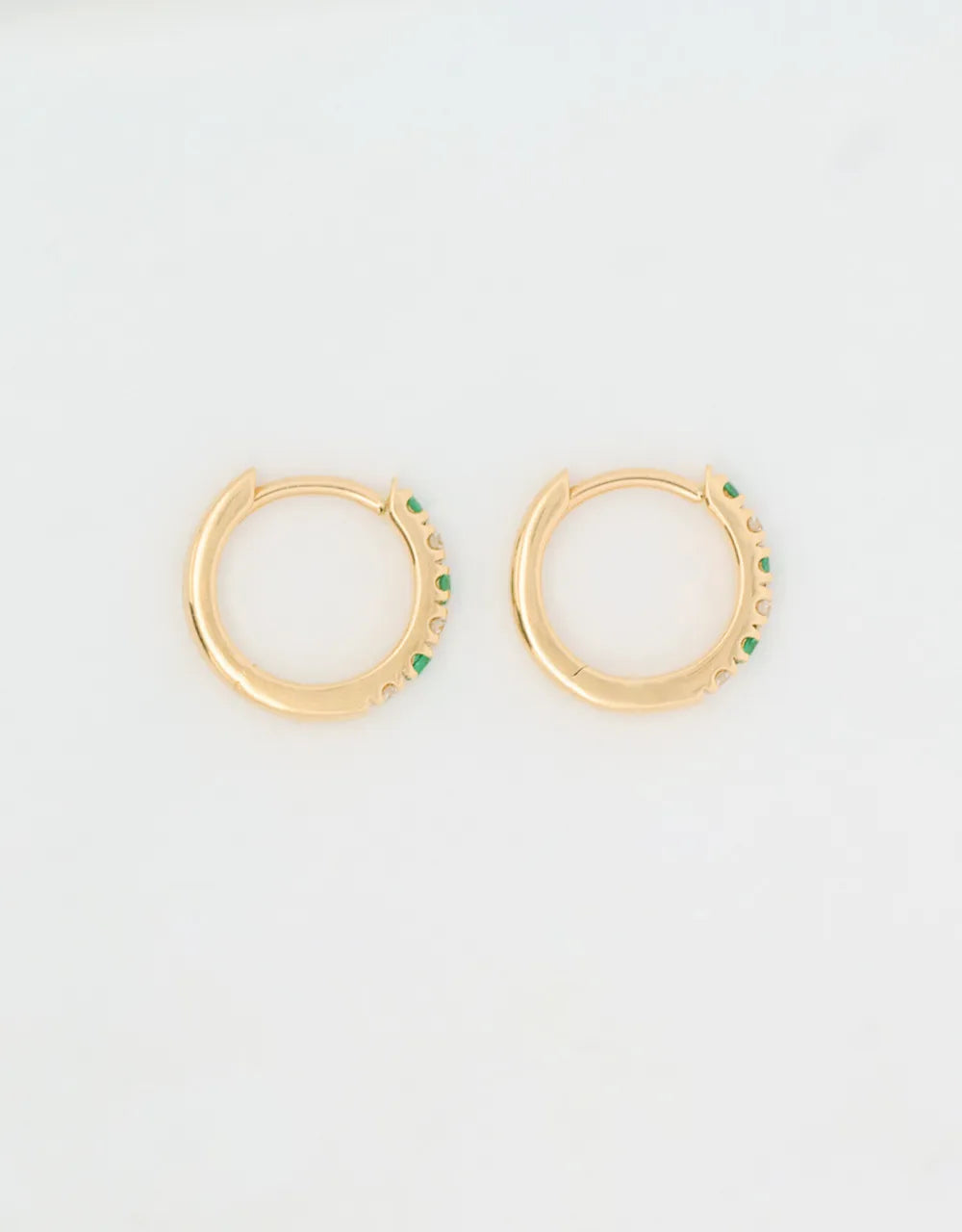 Candongas mini de esmeraldas y diamantes en oro amarillo 18k