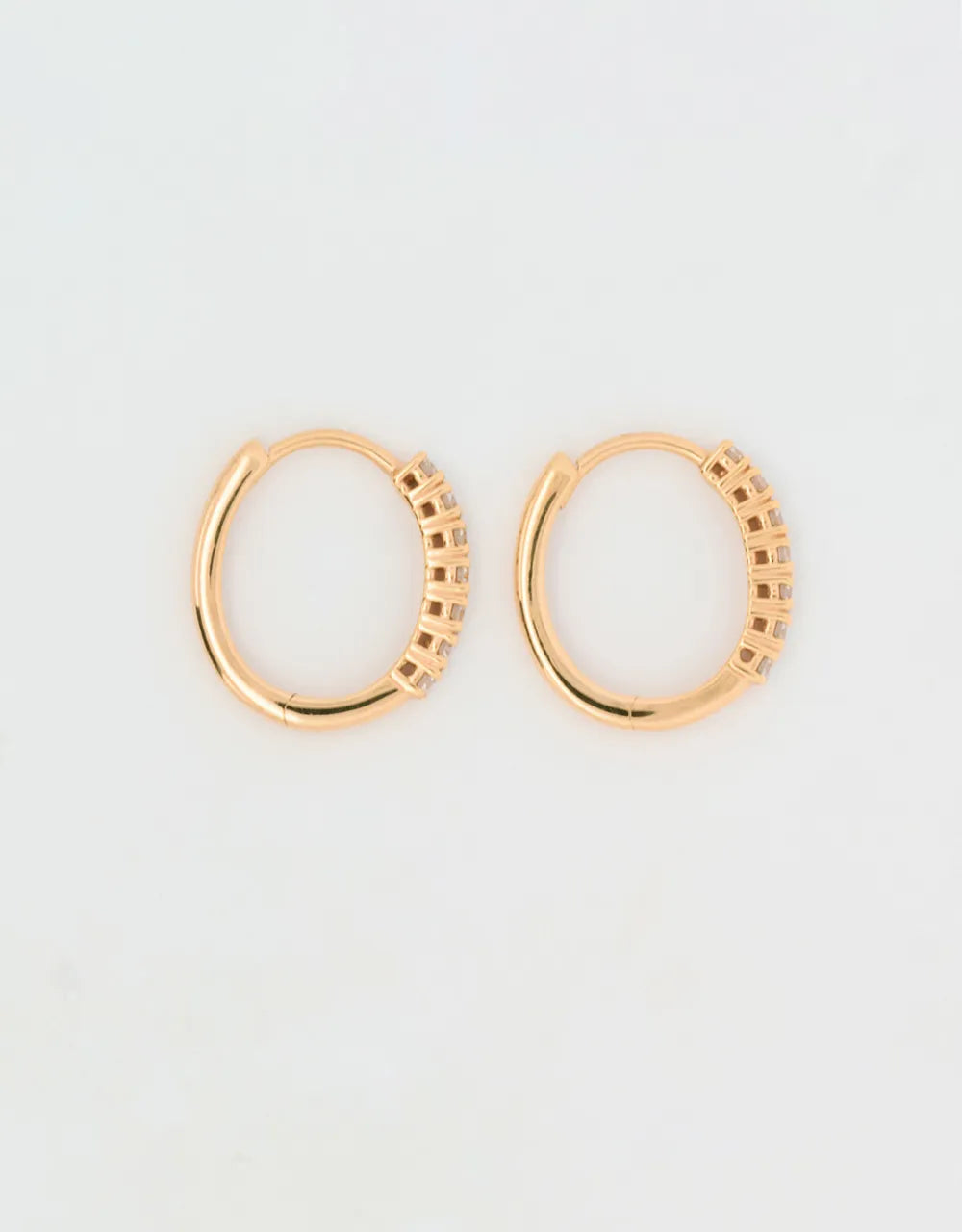 Candongas mini ovaladas de diamantes en oro rojo 18k