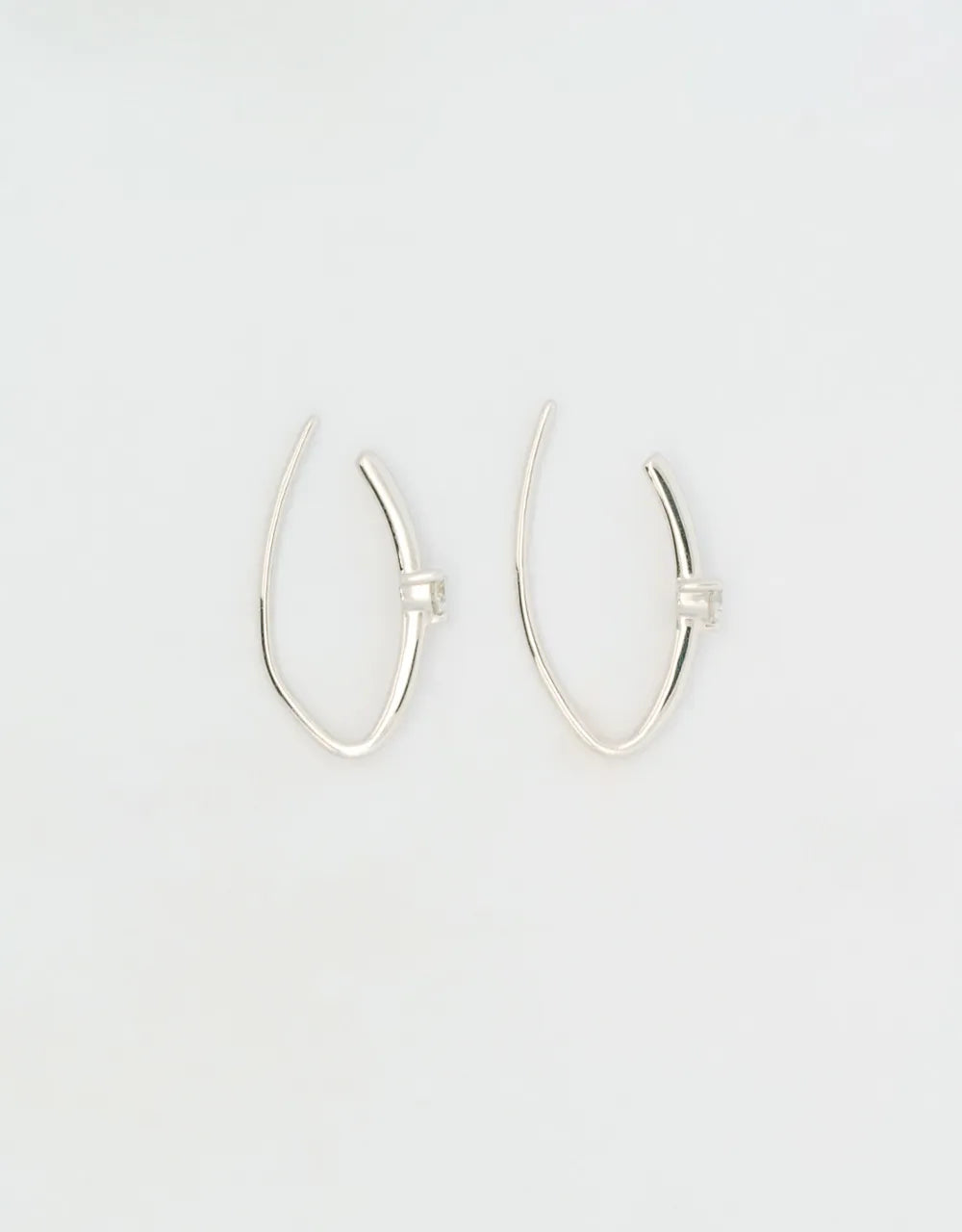 Aretes abiertos de diamante en oro blanco 18k