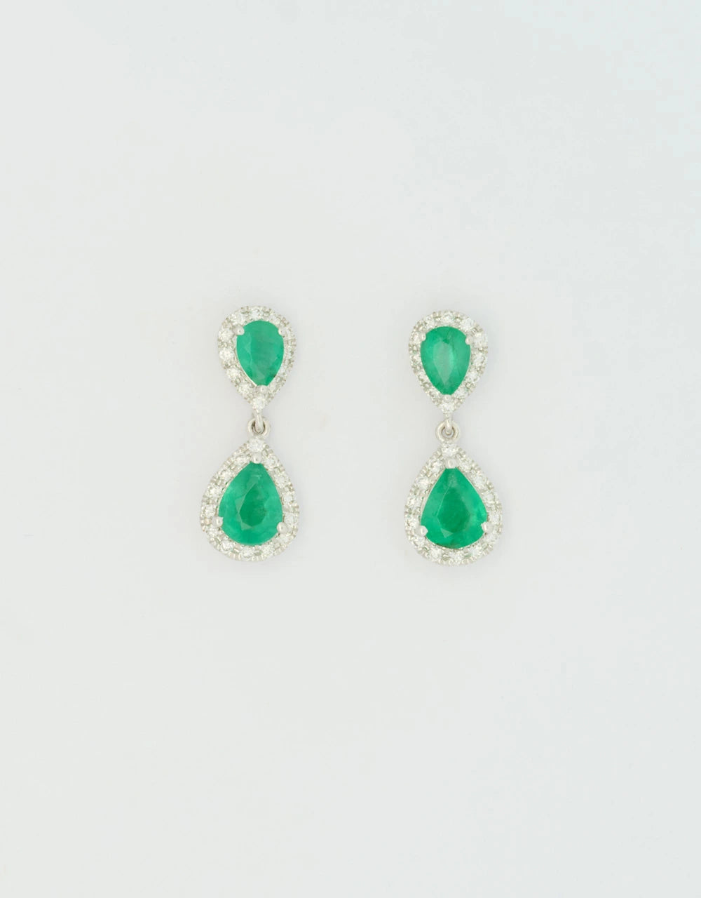 Aretes de esmeralda 0.74 quilates en oro blanco 18k