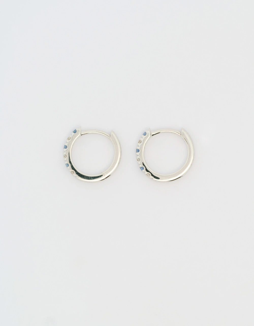 Candongas mini de zafiros y diamantes en oro blanco 18k