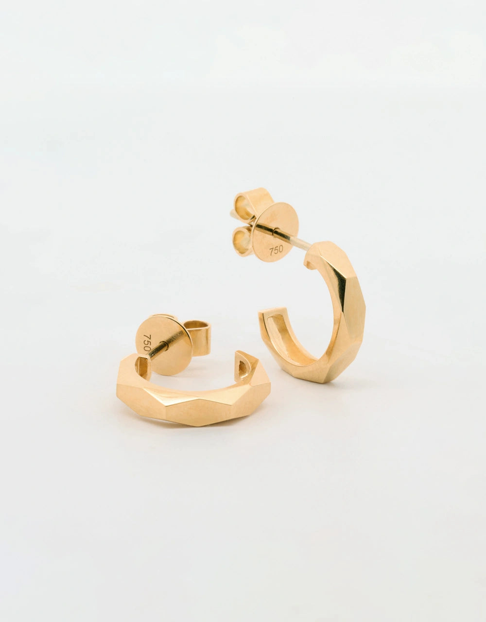 Candongas con diseño hexagonal en oro amarillo 18k