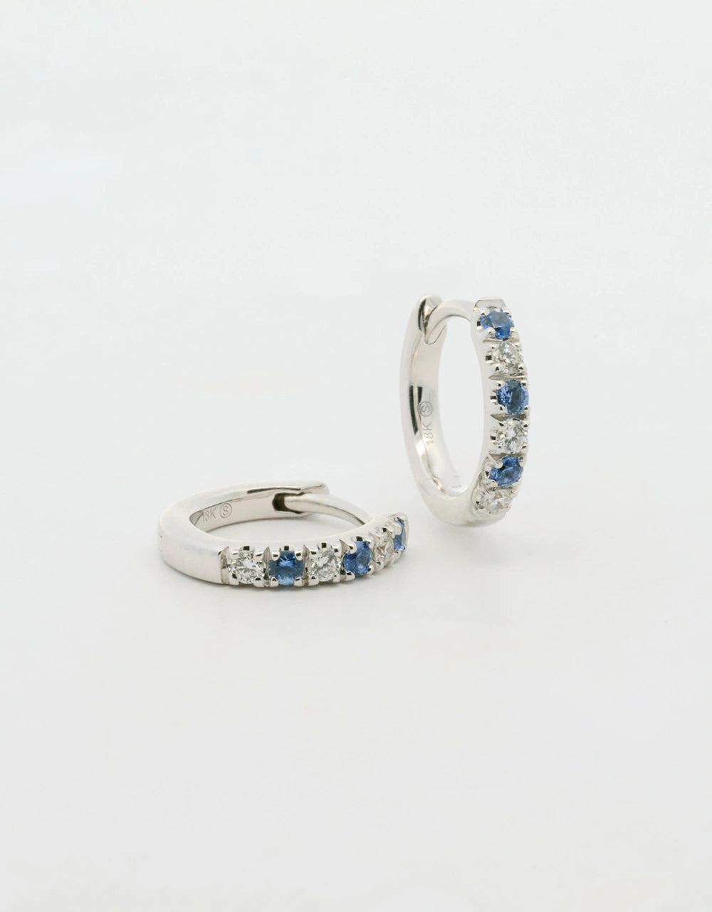Candongas mini de zafiros y diamantes en oro blanco 18k