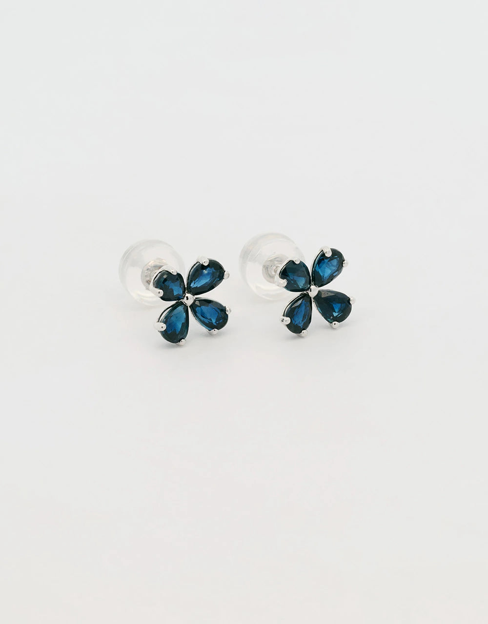 Topos flor de zafiros en oro blanco 18k