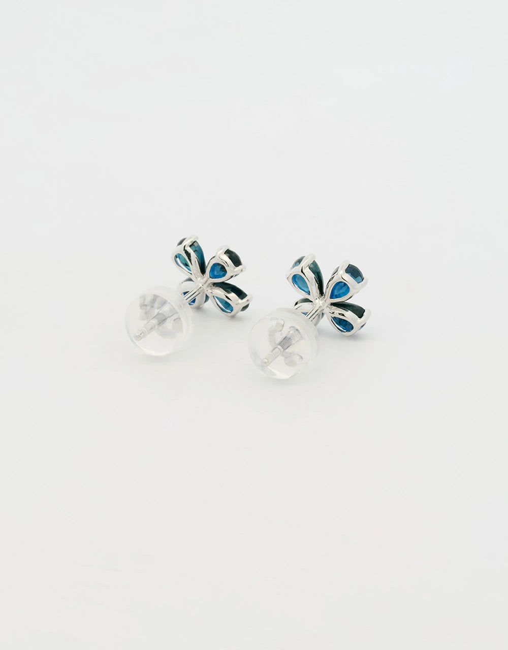 Topos flor de zafiros en oro blanco 18k