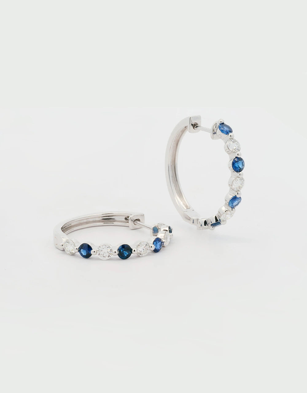 Candongas de zafiros y diamantes en oro blanco 18k