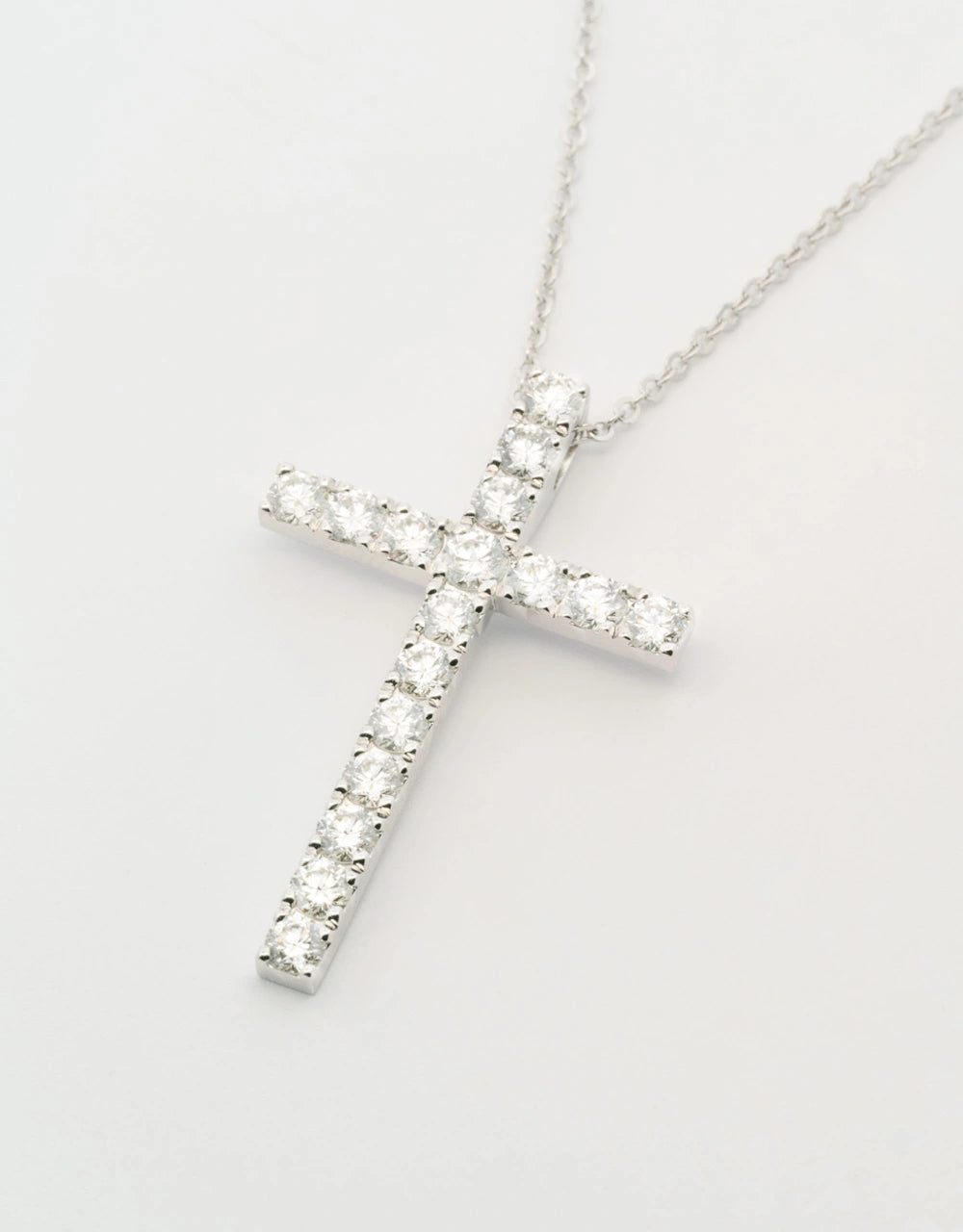 Gargantilla de cruz de diamantes de 0.88 quilates en oro blanco de 18k