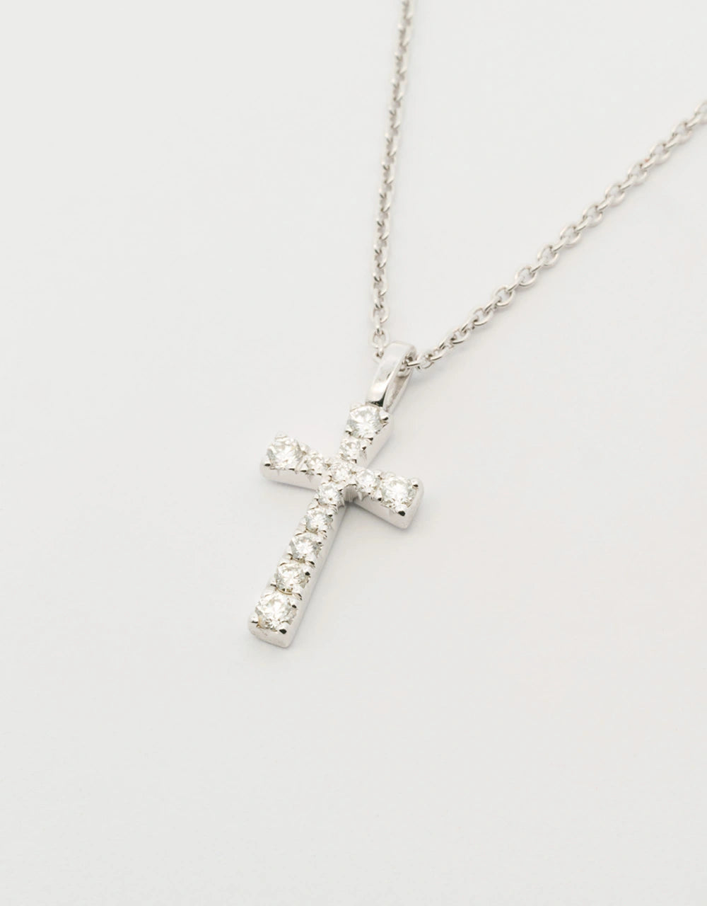 Gargantilla de cruz de diamantes de 0.11 quilates en oro blanco de 18k