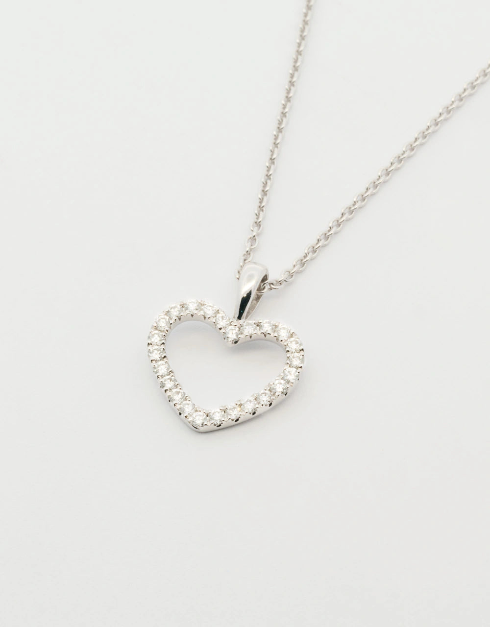 Gargantilla mini corazón de diamantes de 0.13 quilates en oro blanco de 18k