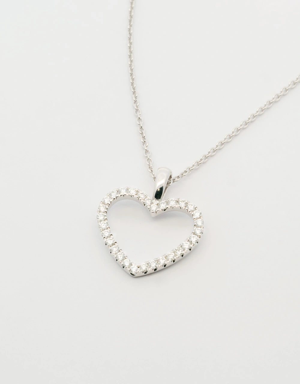 Gargantilla corazón mediano de diamantes de 0.15 quilates en oro blanco de 18k
