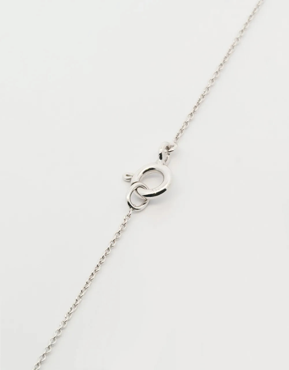 Gargantilla corazón mediano de diamantes de 0.15 quilates en oro blanco de 18k