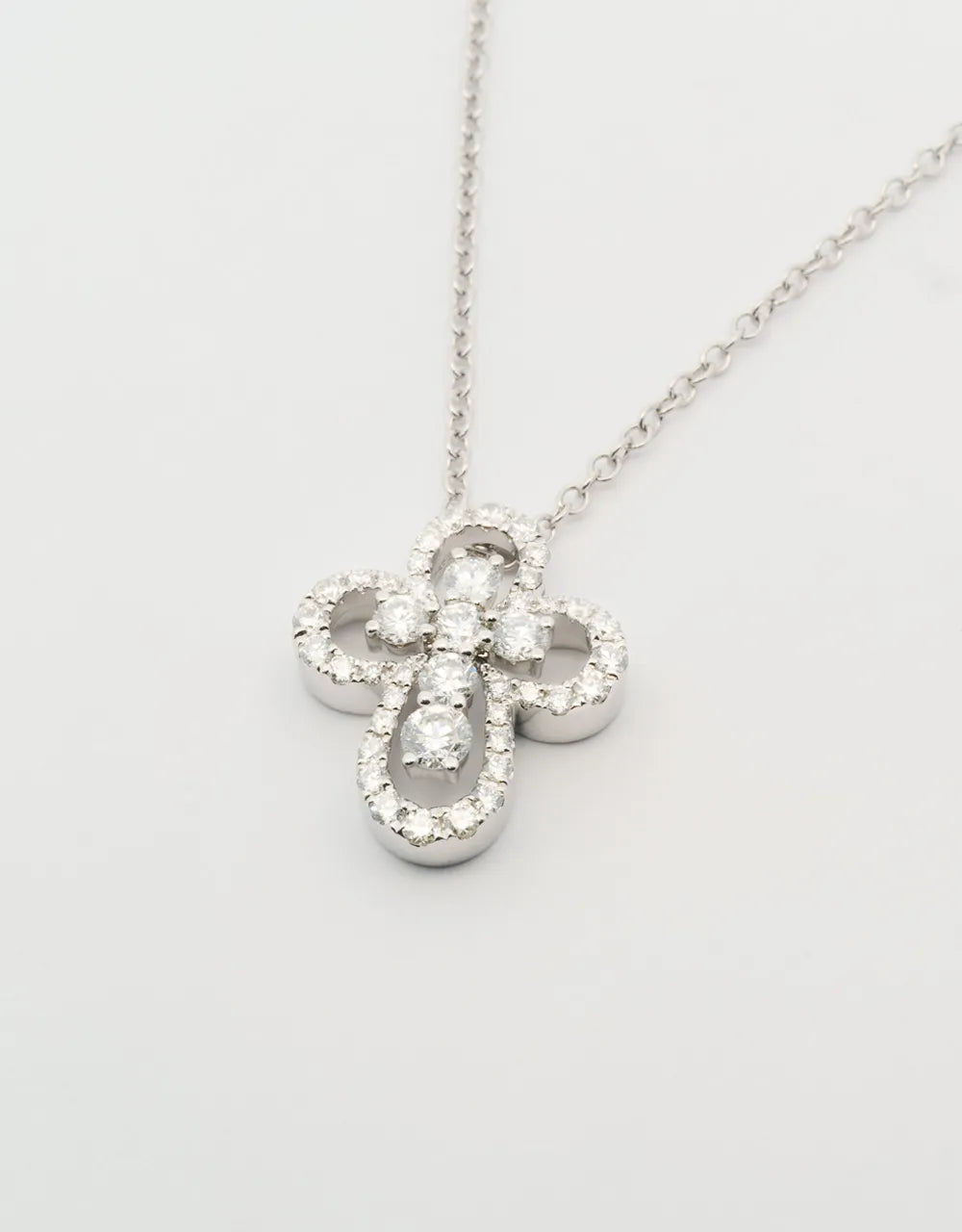 Gargantilla cruz de diamantes de 0.66 quilates en oro blanco de 18k