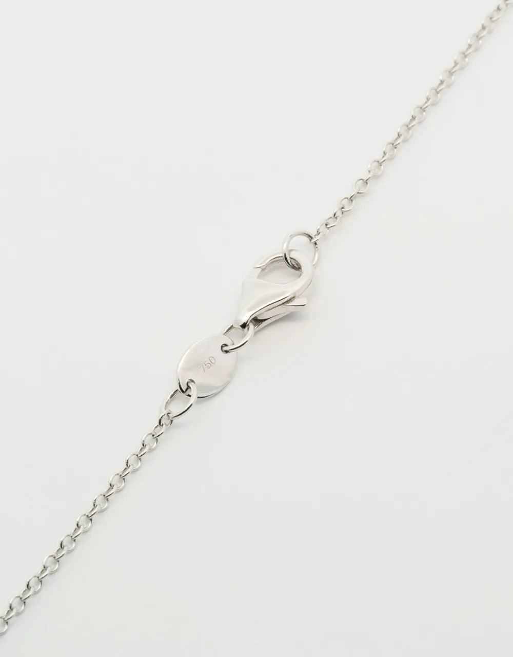 Gargantilla cruz de diamantes de 0.66 quilates en oro blanco de 18k