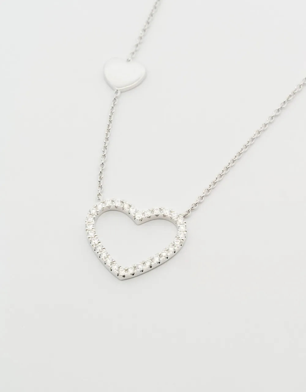 Gargantilla corazón mediano de diamantes de 0.15 quilates en oro blanco de 18k