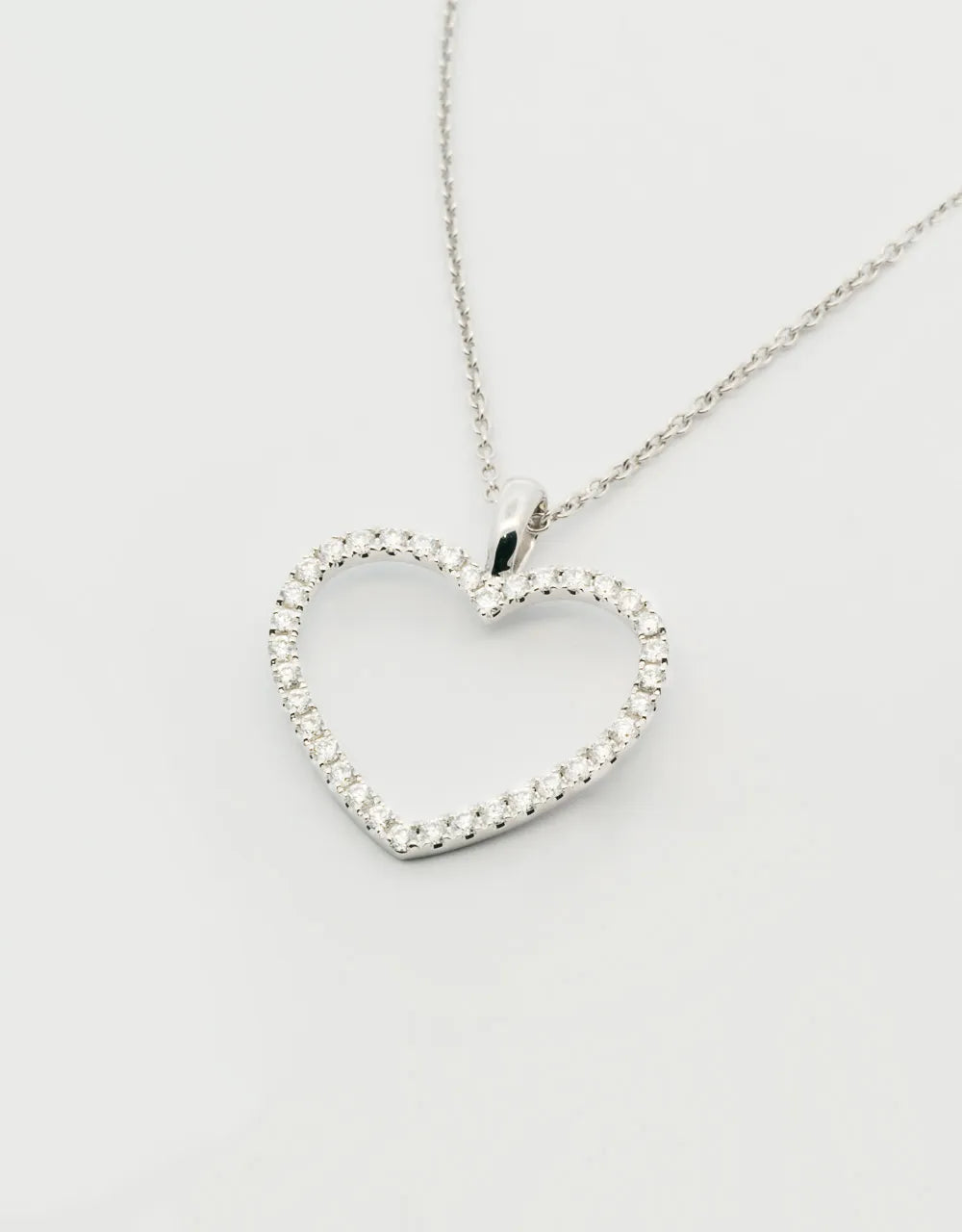 Gargantilla corazón grande de diamantes de 0.22 quilates en oro blanco de 18k