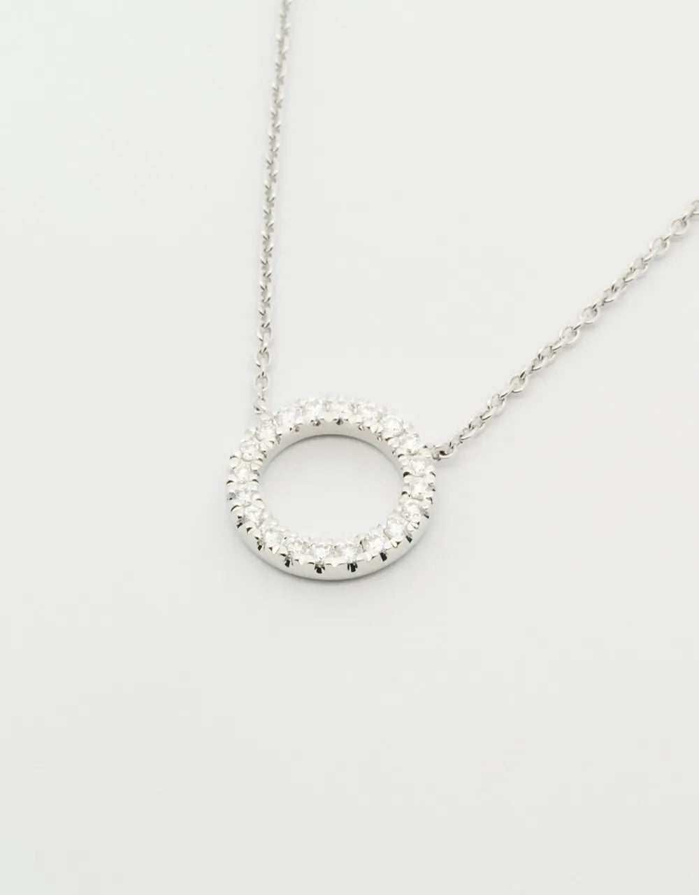 Gargantilla círculo de diamantes de 0.10 quilates en oro blanco de 18k