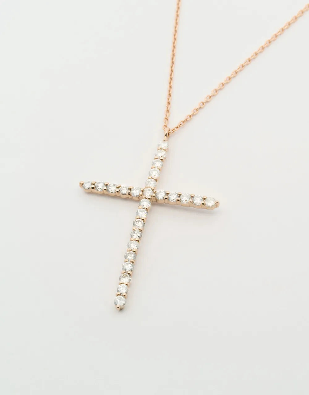 Gargantilla cruz de diamantes de 0.5 quilates en oro rojo de 18k