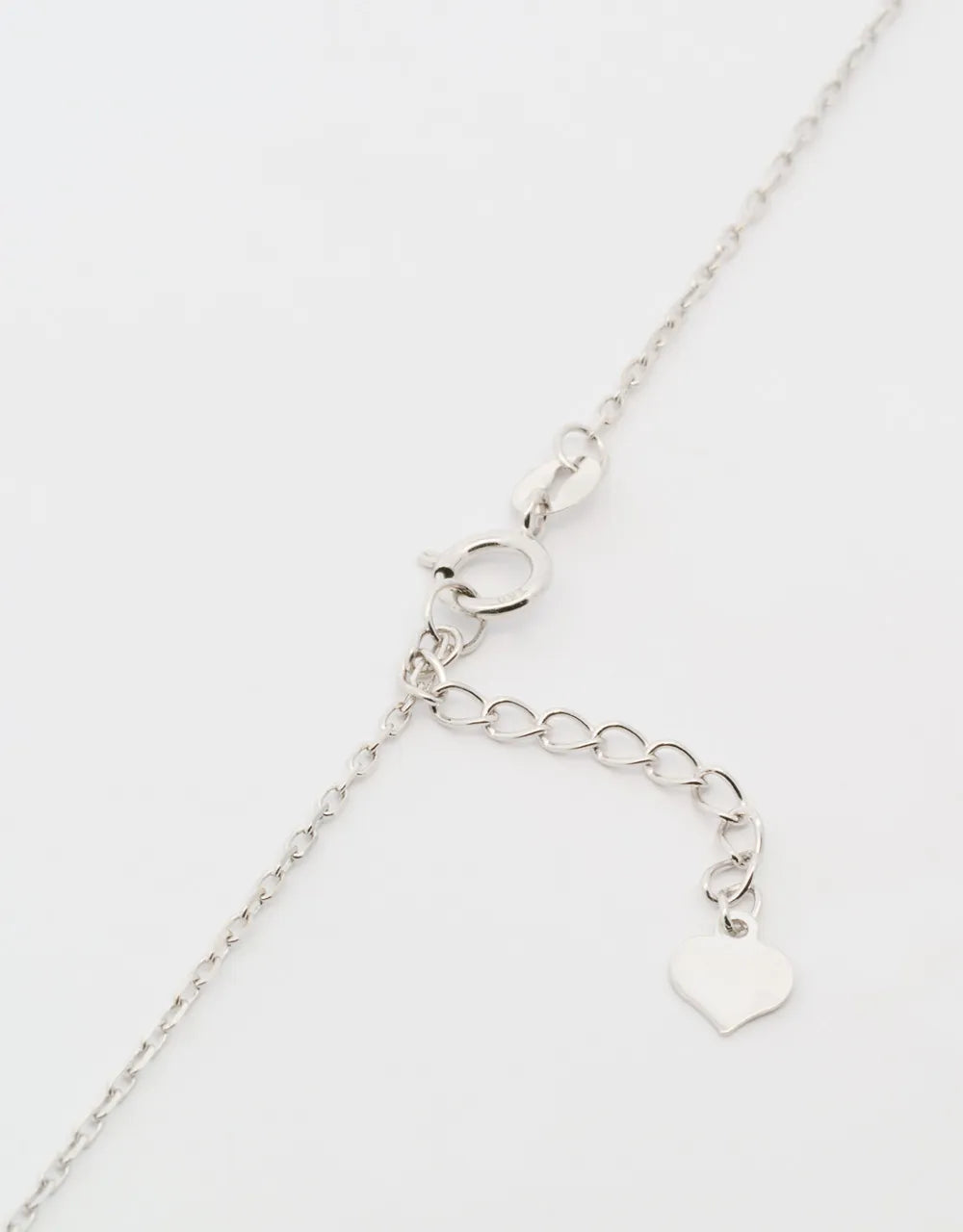 Gargantilla cruz de zafiro en oro blanco de 18k
