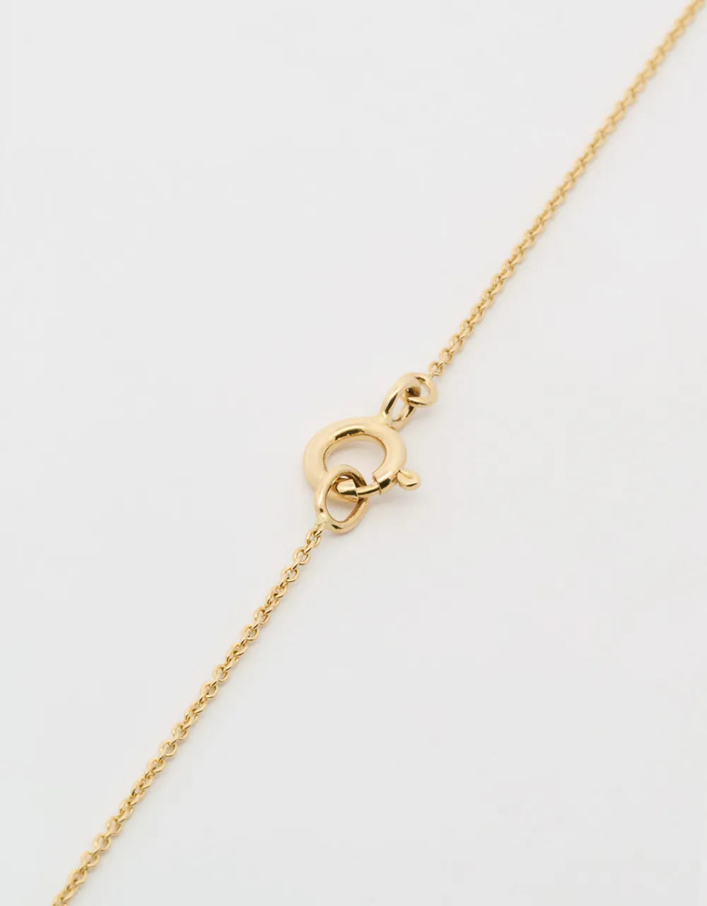 Gargantilla hamsa de diamantes en oro amarillo de 18k
