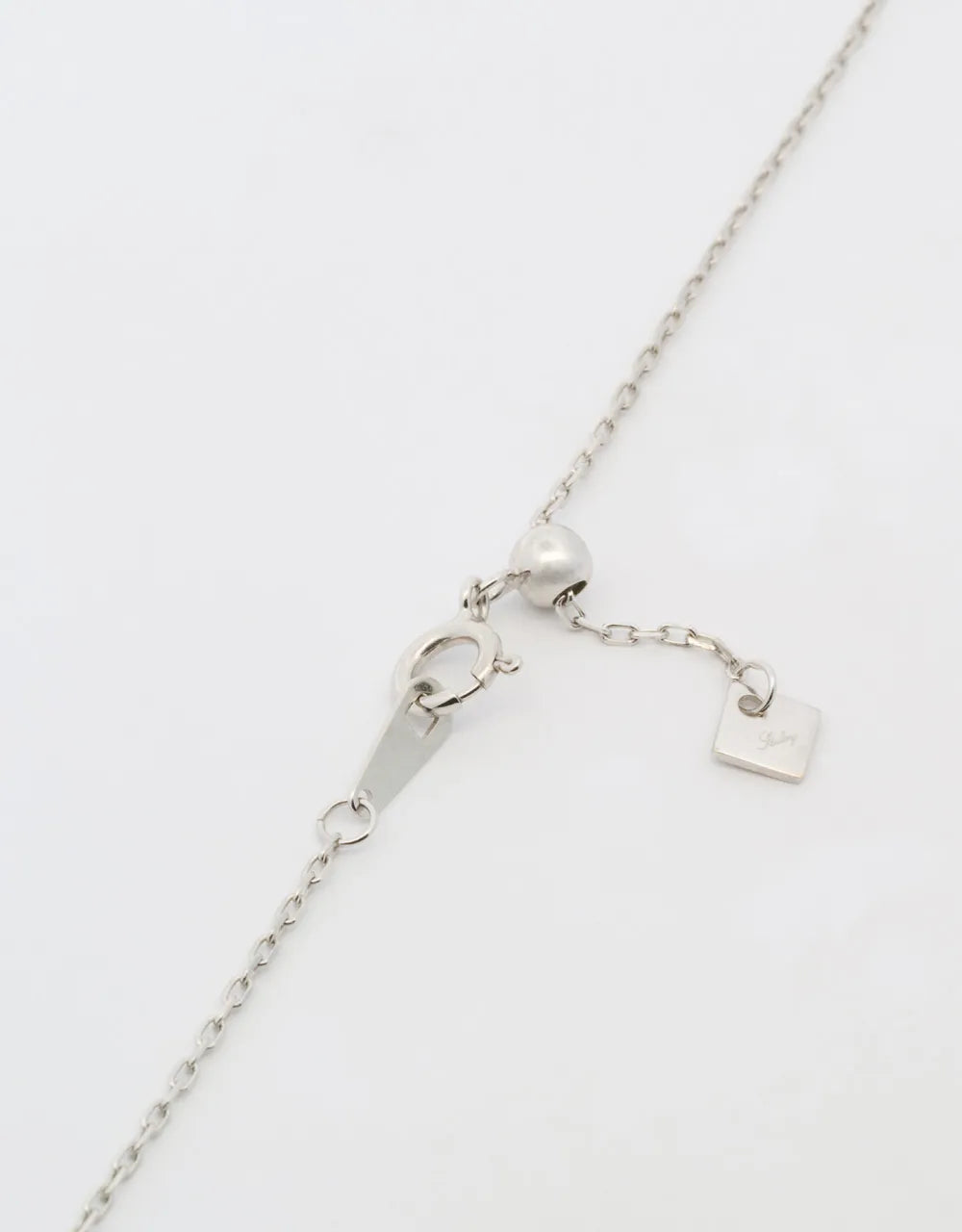 Cadena delgada graduable de 45 cm en oro blanco de 18k