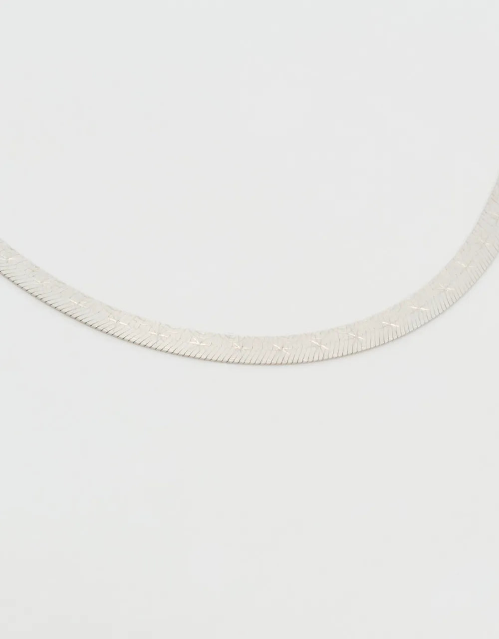 Gargantilla plana en oro blanco de 18k