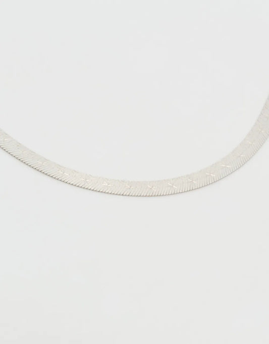 Gargantilla plana en oro blanco de 18k