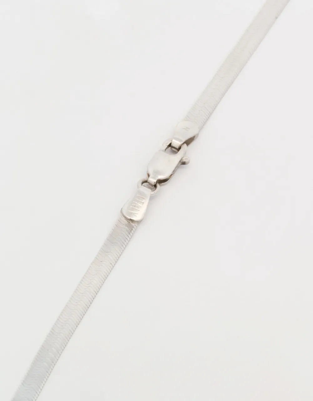 Gargantilla plana en oro blanco de 18k