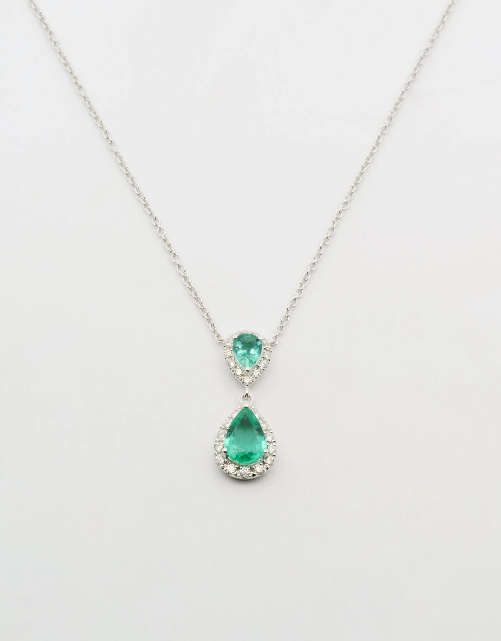 Gargantilla de esmeraldas y diamantes en oro blanco de 18k