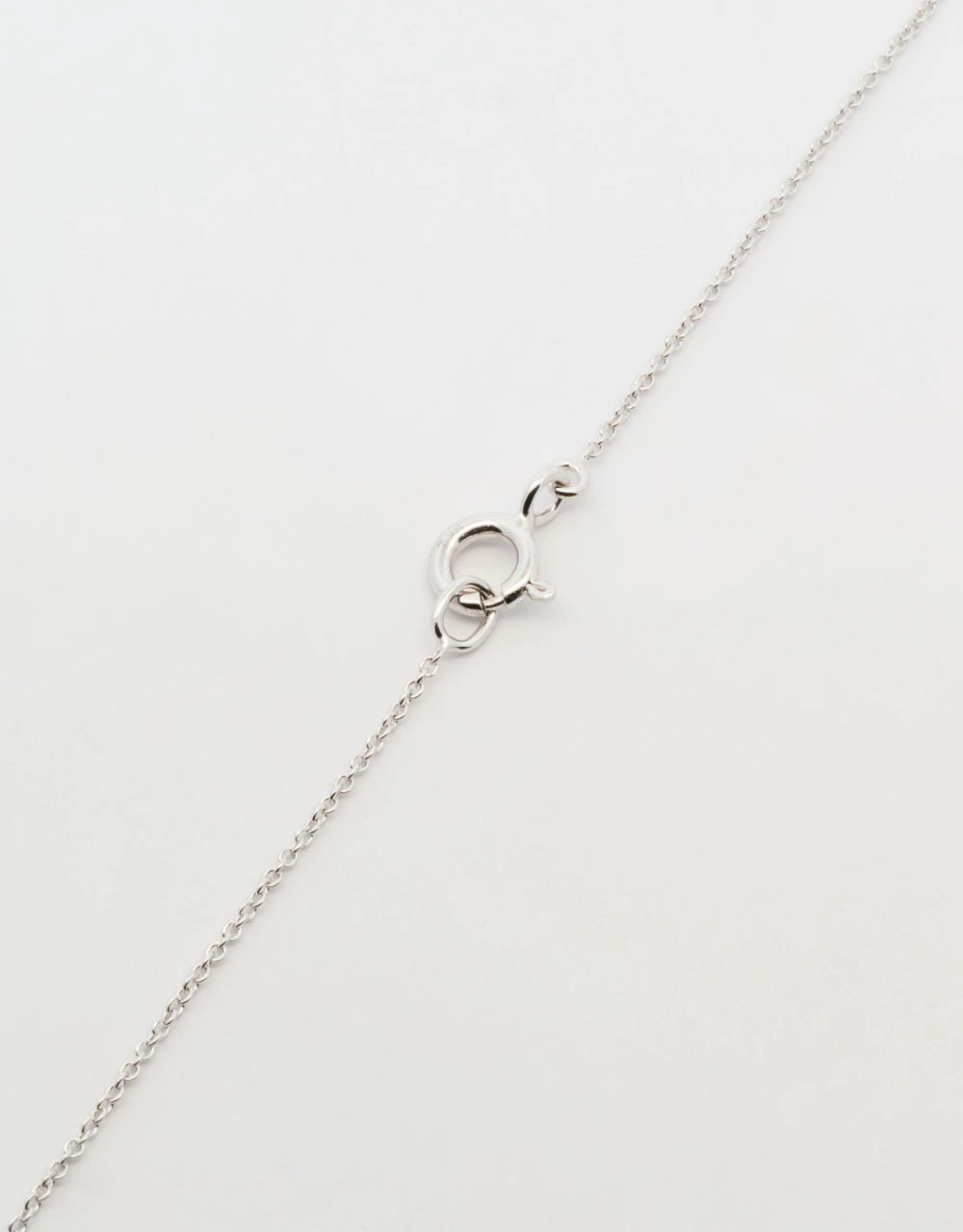 Gargantilla de esmeraldas y diamantes en oro blanco de 18k