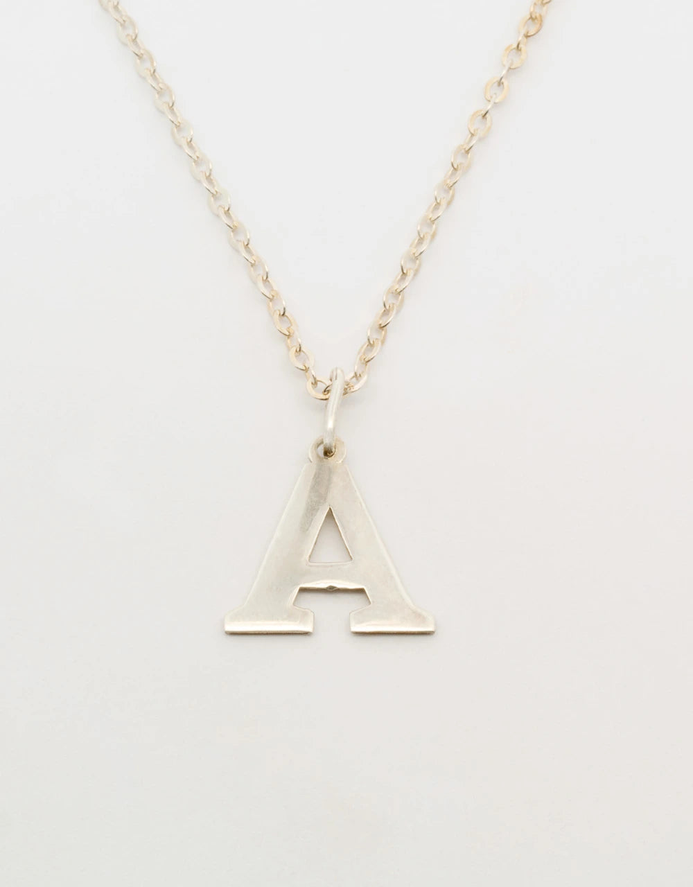 Cadena con letra inicial personalizable en plata 925