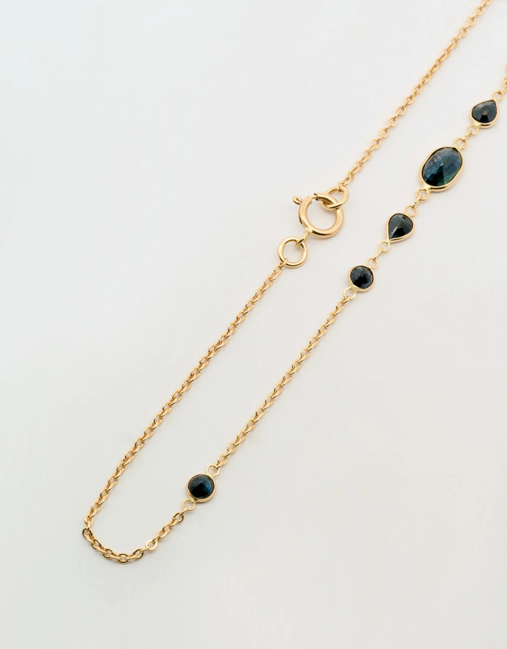 Gargantilla de zafiros en oro amarillo de 18k