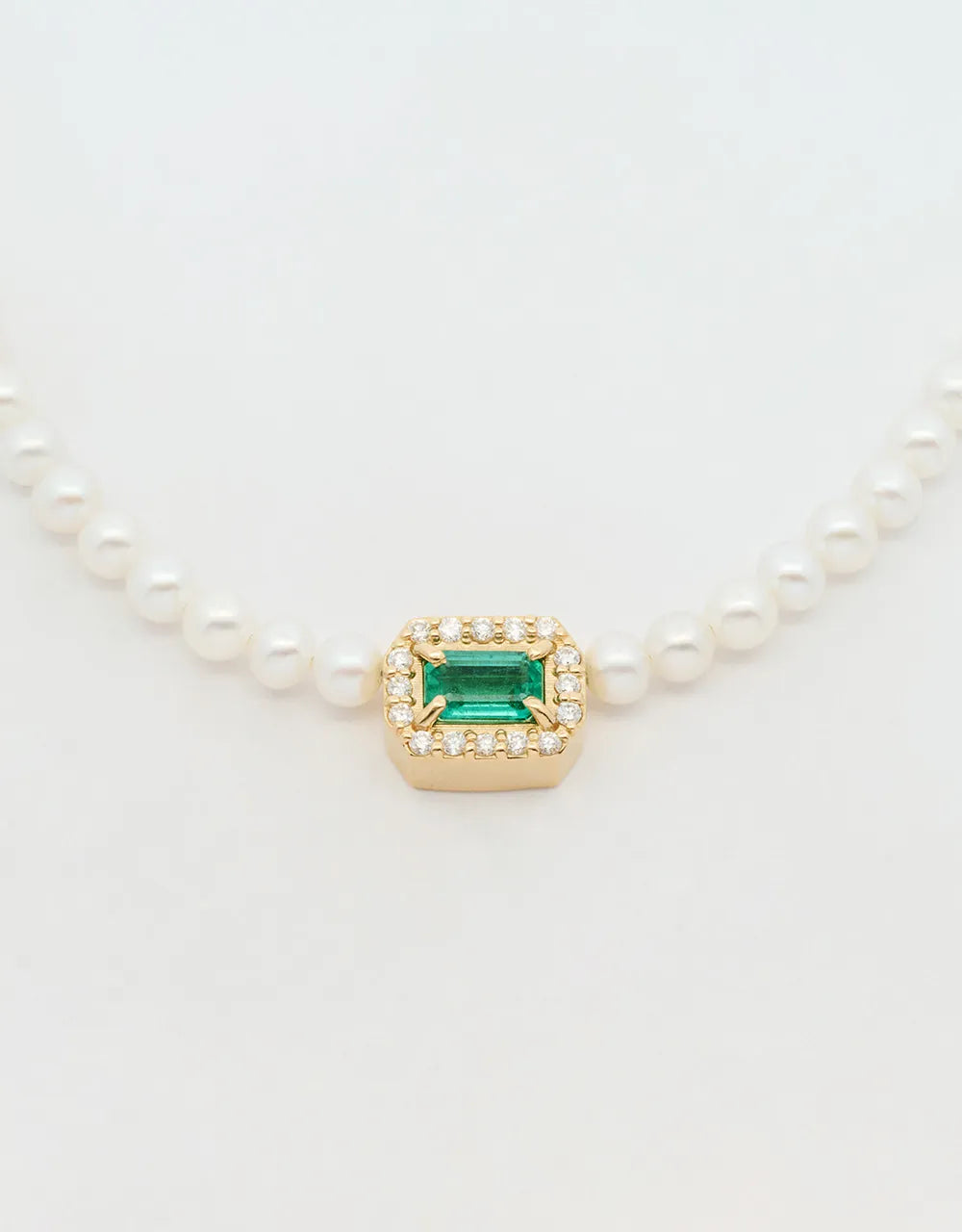 Gargantilla de esmeralda y perlas en oro amarillo 18k