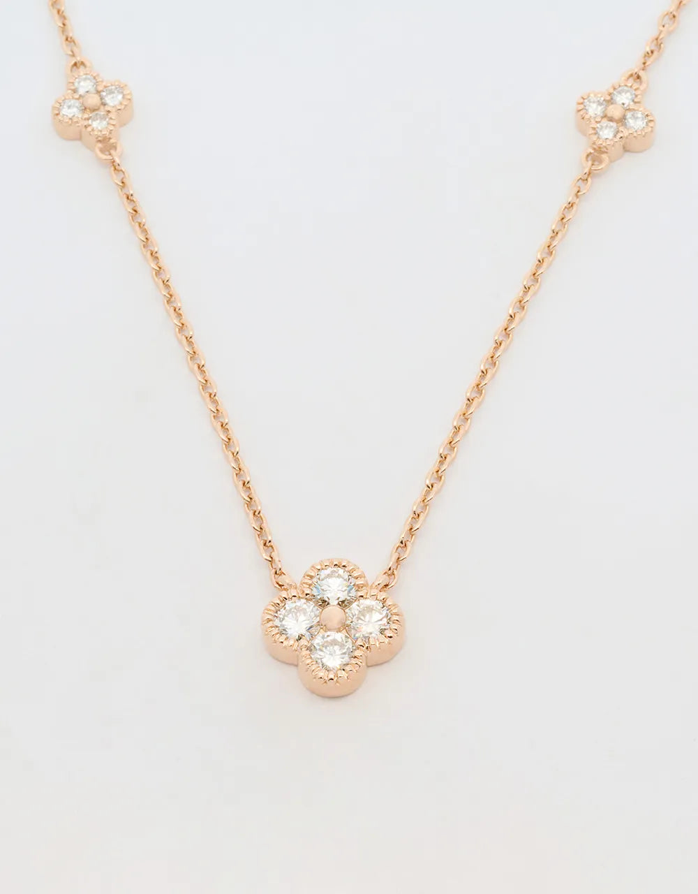 Gargantilla de tres flores de diamantes de 1 quilate en oro rojo 18k