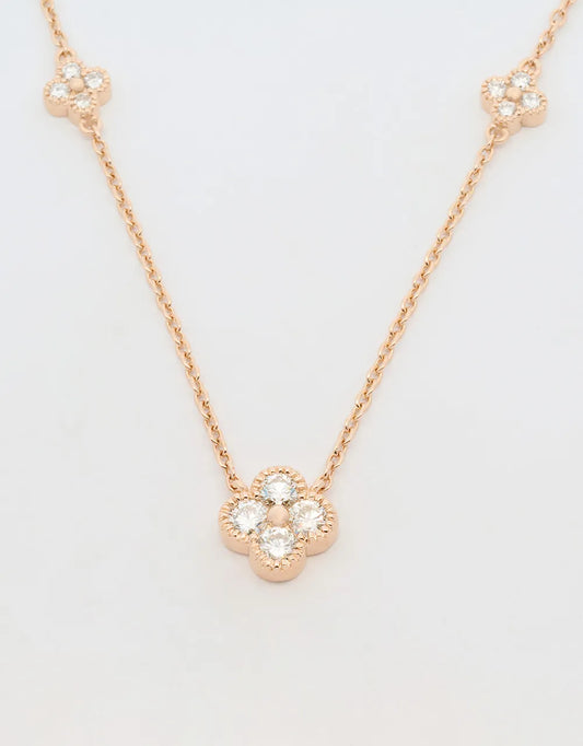 Gargantilla de tres flores de diamantes de 1 quilate en oro rojo 18k