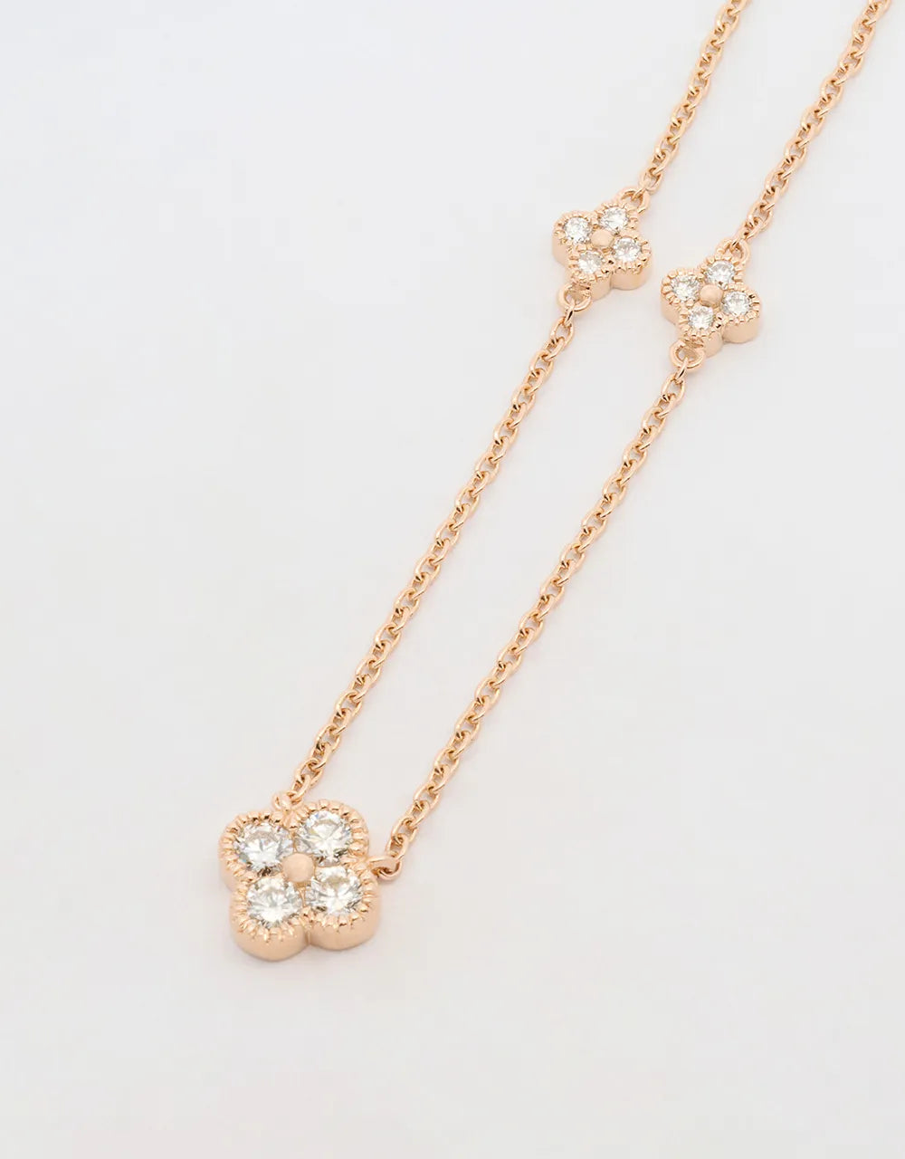 Gargantilla de tres flores de diamantes de 1 quilate en oro rojo 18k