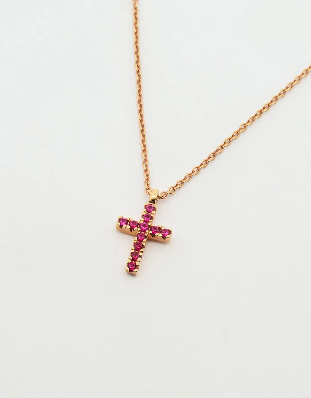 Gargantilla mini cruz de rubíes en oro rojo 18k
