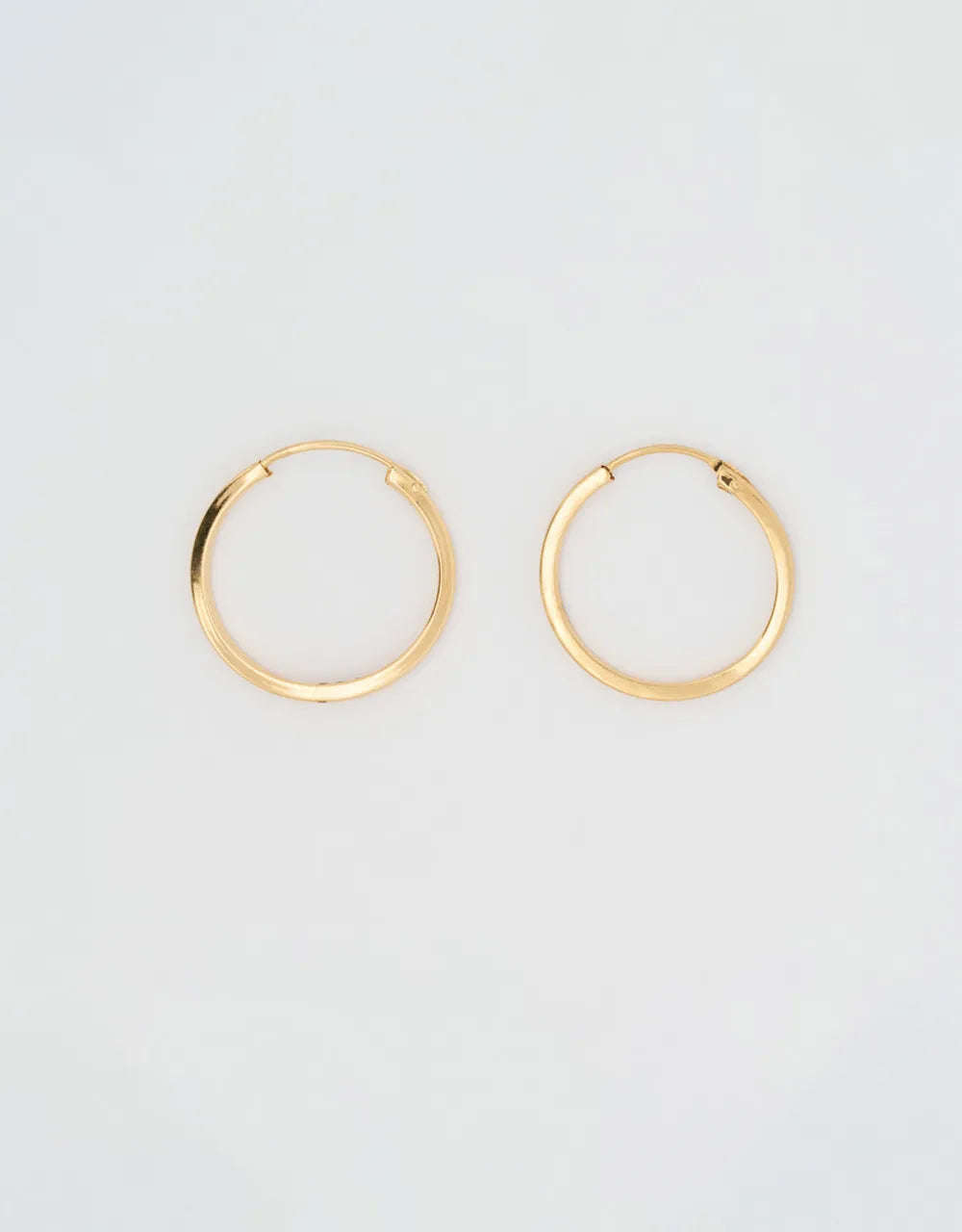 Candonga plana lisa en oro amarillo 18k 14.5mm