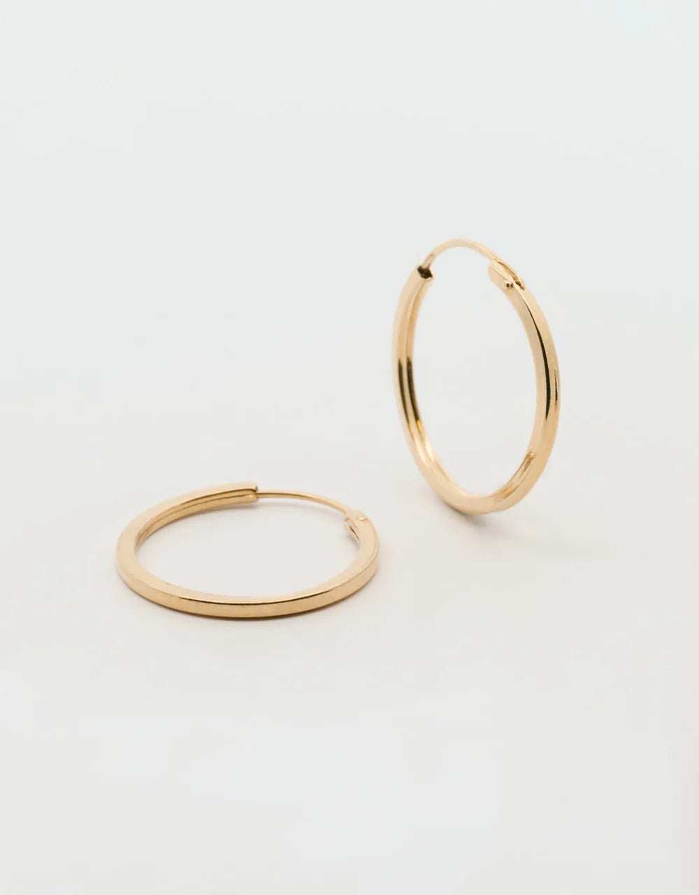 Candonga plana lisa en oro amarillo 18k 14.5mm