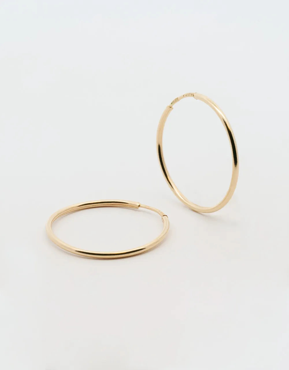 Candonga delgada de 17mm en oro amarillo 18k