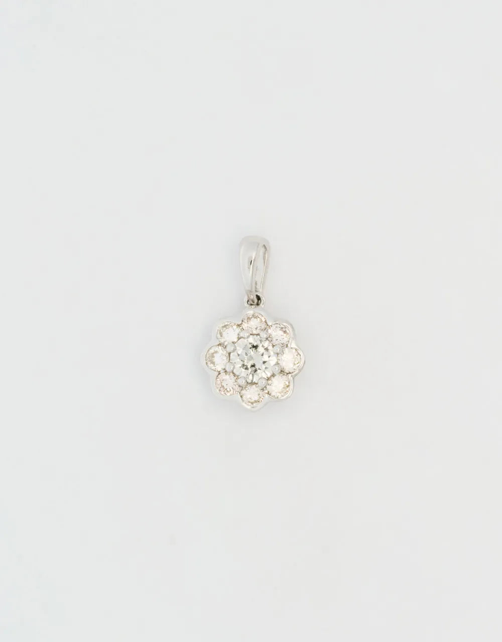 Dije de mini flor de diamante en oro blanco 18k