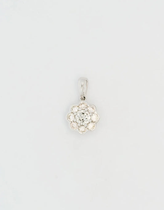 Dije de mini flor de diamante en oro blanco 18k