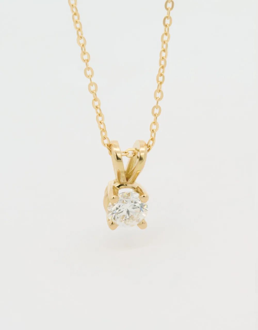 Dije diamante solitario de 0.3 quilates en oro amarillo de 18k
