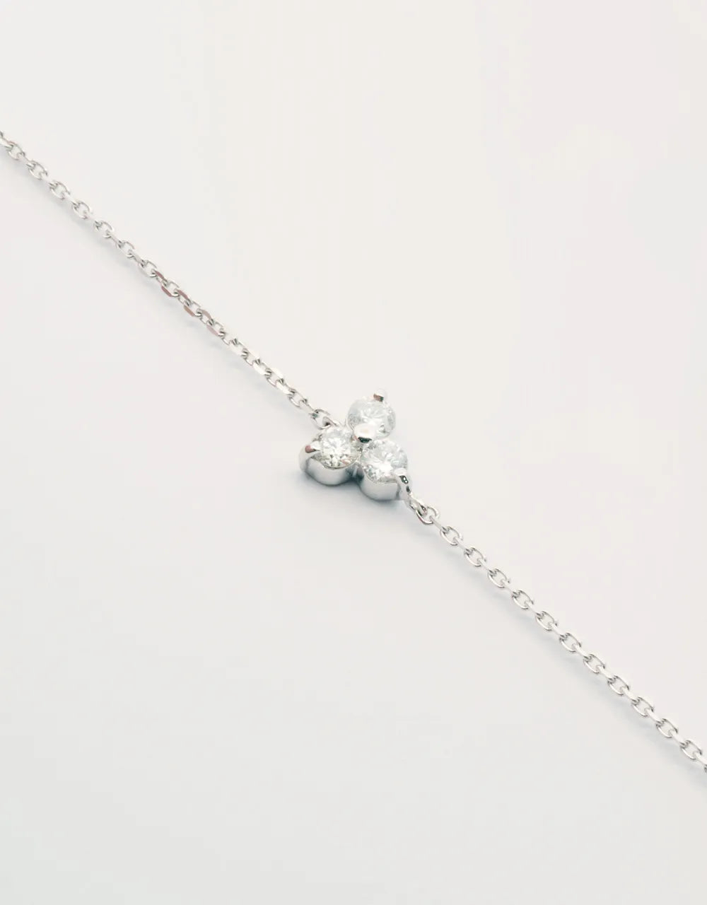 Pulsera tres diamantes en oro blanco de 18k